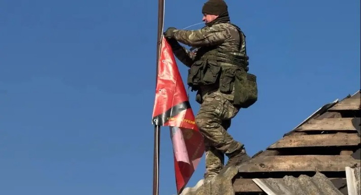 Theo một số nhà phân tích quân sự, những người lính Ukraine từng chiến đấu tại Kursk và thậm chí cả một số blogger quân sự nổi tiếng của Nga, quân Ukraine chưa bao giờ bị bao vây với số lượng lớn ở Sudzha. Vào ngày 13/3, Bộ Quốc phòng Nga tuyên bố đã kiểm soát hoàn toàn Sudzha; hai ngày sau (15/3), RFAF tuyên bố đã chiếm lại được hai ngôi làng bên ngoài thị trấn.