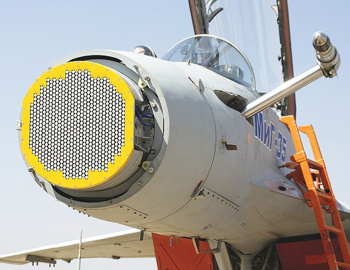 Theo trang web Bulgarian Military, loại radar mảng pha Zhuk-A của Su-35S có khả năng phát hiện mục tiêu ở khoảng cách hơn 400 km và theo dõi đồng thời tới 30 mục tiêu, tấn công 8 mục tiêu cùng lúc. Radar này giúp Su-35S hoạt động trong điều kiện tác chiến điện tử dày đặc, mà Ukraine đang tiến hành chống lại máy bay Nga.