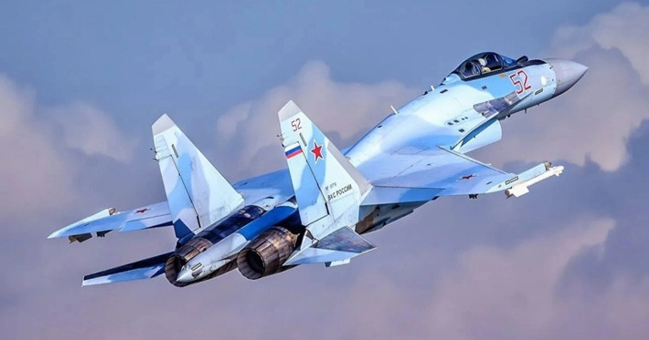 Ngoài radar Zhuk-A, Su-35S còn được trang bị hệ thống tìm kiếm và theo dõi hồng ngoại. Theo Bulgarian Military, những cảm biến của Su-35, có thể phát hiện những mục tiêu bay thấp, hoặc các mục tiêu có mức độ phản xạ radar thấp, nhỏ ở khoảng cách gần và trung bình.