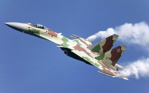 Mặc dù số lượng chính xác các phiên bản Su-35 được sử dụng ở chiến trường Nga-Ukraine vẫn được giữ bí mật nghiêm ngặt; tuy nhiên Su-35S cũng có tính năng rất hiện đại, thừa sức đối phó với chiến đấu cơ của Ukraine, kể cả F-16, khi Su-35S được trang bị radar mảng pha Zhuk-A có công suất lớn, có khả năng phát hiện và theo dõi mục tiêu tầm xa.