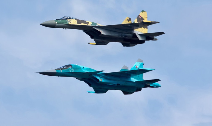 Kể từ khi xung đột Nga-Ukraine bùng nổ, các nhà phân tích quân sự phương Tây đã cho rằng, máy bay chiến đấu Su-35S có thể hộ tống tiêm kích bom Su-34. Mặc dù khả năng chiến đấu của cả loại chiến đấu cơ này về lý thuyết, có thể tiến hành các hoạt động tác chiến chung, nhưng vẫn chưa có xác nhận chính thức nào về chúng. Và bây giờ, sự xác nhận đó đã xuất hiện.