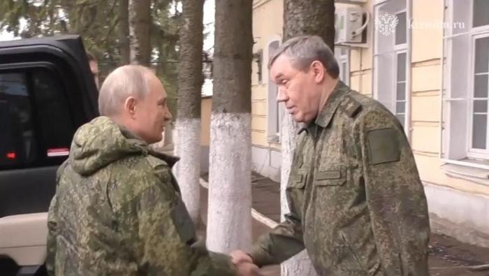 Ngày 14/3, Tổng thống Nga Vladimir Putin phát biểu trước Hội đồng An ninh quốc gia, rằng Nga sẽ đảm bảo tính mạng cho binh sĩ Ukraine tại Kursk - nếu Kiev ra lệnh hạ vũ khí. Tổng thống Putin cho rằng, Moskva đáp lại lời kêu gọi của Tổng thống Mỹ Donald Trump, người cảnh báo về “một cuộc thảm sát khủng khiếp”, nếu không có lệnh ngừng bắn.