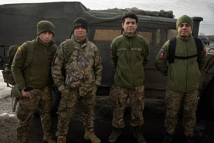 Một chỉ huy đại đội của Lữ đoàn Phòng thủ lãnh thổ số 98 của Quân đội Ukraine (AFU), tên là Dima cho biết, trước đây, lính đánh thuê Colombia chiếm một phần tư đại đội của anh, nhưng trong các trận chiến đấu, đại đội của anh đã phải hứng chịu hỏa lực pháo binh hạng nặng từ quân đội Nga (RFAF), sau đó hầu hết người Colombia đã trả lại vũ khí và xin rời đi.