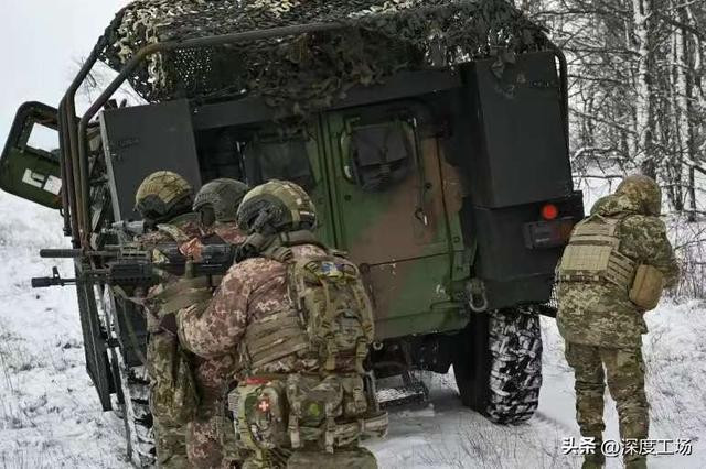 Ông Igor Kimakovsky, cố vấn của lãnh đạo Cộng hòa tự xưng Donetsk (DPR) cho biết, trên hướng mặt trận Kursk, vòng vây hỏa lực kép của RFAF liên tục siết chặt quân tiếp viện Ukraine. Hàng chục lữ đoàn Ukraine đã phải chịu những đòn tấn công liên tục và mất đi hiệu quả chiến đấu.