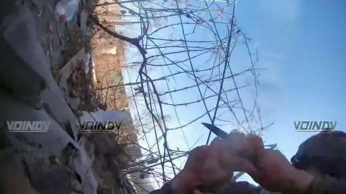 Ngày 2/1, phía Nga công khai thông tin một binh sĩ Nga đến từ Viễn Đông, thuộc chủng tộc da vàng, tóc đen, đã tiêu diệt một người lính Ukraine trong chiến đấu bằng cách sử dụng dao, lựu đạn và các loại vũ khí khác với những người lính tinh nhuệ Ukraine.