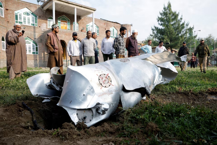 Theo truyền thông quốc tế, quân đội Ấn Độ đã sử dụng UAV do Israel sản xuất, trong khi Pakistan dựa vào công nghệ của Thổ Nhĩ Kỳ, khiến lãnh thổ hai bên, trở thành nơi phô diễn vũ khí hiện đại. Việc sử dụng UAV tràn lan khiến các hoạt động quân sự trở nên khó lường hơn, gây ra sự tàn phá đáng kể và làm gia tăng căng thẳng trong khu vực.