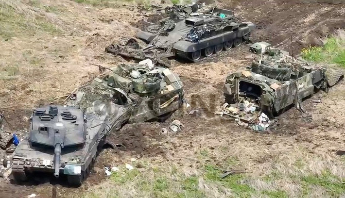 Quân đội và dư luận Ukraine từng đặt rất nhiều hy vọng vào xe tăng phương Tây, có đó là thứ vũ khí “thay đổi cuộc chơi”. Tuy nhiên hy vọng bao nhiêu, thì thất vọng lớn bấy nhiêu, khi những chiếc xe tăng phương Tây “nặng nề và to xác” này, tính năng còn kém xa các mẫu xe tăng của Liên Xô trong thực chiến.