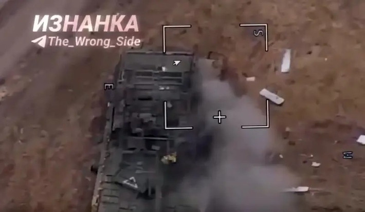 Quan sát xe từ bên ngoài, chiếc M1A1 Abrams còn khá nguyên vẹn, nhiều khả năng không có vụ nổ đạn nào. Mặc dù một bên xích xe đã bị đứt; theo phán đoán, chiếc xe tăng này đã vấp phải mìn chống tăng dẫn đến đứt xích và đành nằm đó, để trở thành mục tiêu cho UAV Lancet của Nga.