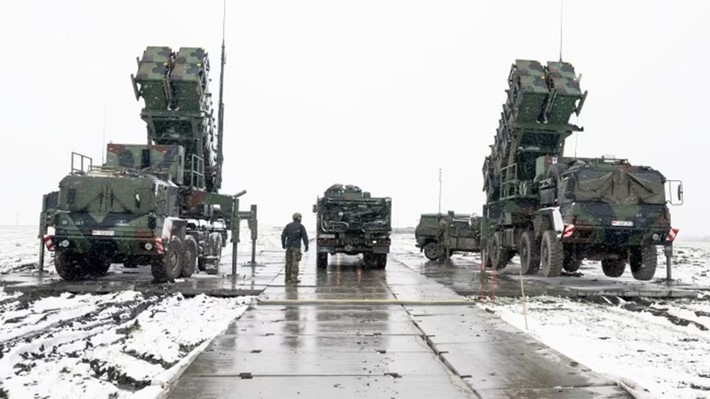 Mỹ bắt đầu huấn luyện sĩ quan và nhân viên kỹ thuật Ukraine, sử dụng tên lửa phòng không Patriot vào đầu năm 2023; cụ thể là nhóm đầu tiên đến Fort Sill, Oklahoma, vào tháng 1/2023. Chương trình huấn luyện, thường là một năm đối với binh lính Mỹ, nhưng đã được rút ngắn đáng kể, do tình hình cấp bách.