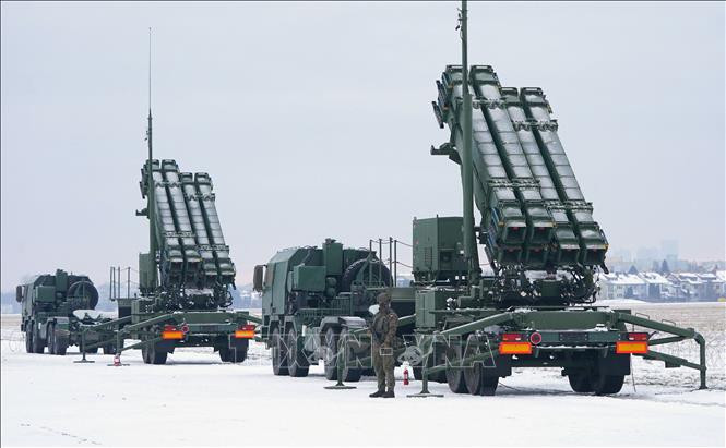 Một hệ thống phòng không Patriot, tương đương một tiểu đoàn chiến đấu, bao gồm 5-7 bệ phóng (đại đội hỏa lực), đài radar, đài điều khiển (chỉ huy tiểu đoàn) và lực lượng bảo đảm, quân số ít nhất là 90 người để bảo trì và sử dụng.