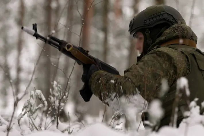Trên thực địa, RFAF tiếp tục đánh bại quân Ukraine ở vùng Kursk. Các chuyên gia dự đoán, chỉ vài tháng nữa AFU có thể sẽ thất thủ tại thị trấn chiến lược Sudzha. Đồng thời, sau khi quân Ukraine đầu hàng ở Sverdlikovo vào mấy ngày trước, RFAF đã tràn qua biên giới trên nhiều điểm khác nhau cùng lúc.