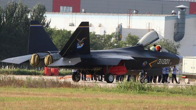 Tuy nhiên, thành công của J-35 phụ thuộc vào nhiều thứ hơn là lợi thế về mặt kỹ thuật và kinh tế. Thị trường máy bay chiến đấu toàn cầu liên quan nhiều đến chính trị cũng như hiệu suất. F-35 được hưởng lợi từ vị trí trung tâm của một hệ sinh thái quốc tế rộng lớn, được hỗ trợ bởi liên minh các quốc gia có cùng chí hướng, cam kết về khả năng tương tác và phòng thủ tập thể.