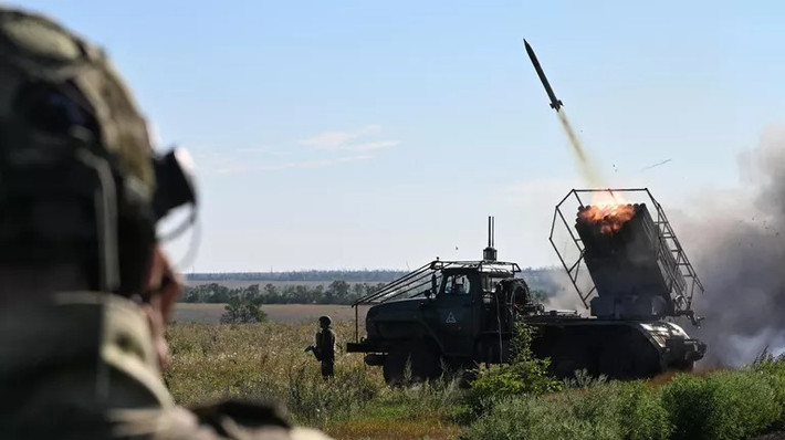Quân đội Ukraine cũng sử dụng hỏa lực tầm xa để tấn công các tuyến hậu cần, vị trí tập kết quân và trung tâm tiếp tế trong phạm vi 100 km phía sau chiến tuyến. Đồng thời sử dụng thiết bị tác chiến điện tử để chặn liên lạc của quân đội Triều Tiên.