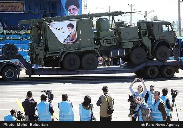 Đối với Iran, S-300PMU-2 là vũ khí phòng không quan trọng bậc nhất của họ, trong việc bảo vệ không phận; tuy nhiên hợp đồng mua hệ thống phòng không này của Iran đã gặp nhiều trục trặc do lệnh cấm vận vũ khí của phương Tây đối với Iran. Nó chỉ được bàn giao, khi ông Putin lên làm tổng thống Nga vào nhiệm kỳ 3.
