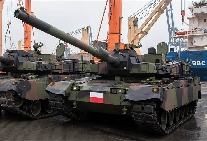 BMS của K2PL tích hợp với các mạng lưới hiện có của NATO, cung cấp giao diện liền mạch với các lực lượng đồng minh khác. Hệ thống này giúp chỉ huy cấp trên của quân đội Ba Lan giám sát và chỉ đạo các hành động của xe tăng phối hợp với bộ binh, pháo binh và các đơn vị cơ giới khác, tăng hiệu quả chiến đấu tổng thể.