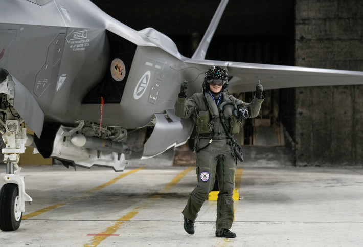 Thiết kế cánh của F-35 giảm thiểu phản xạ sóng radar và giúp máy bay duy trì sự ổn định trong các hoạt động tốc độ cao. Sự khác biệt về hình dạng cánh cũng phản ánh các ưu tiên riêng biệt của từng chương trình máy bay chiến đấu, với J-35A thiên về sự cơ động, còn F-35 ưu tiên khả năng tàng hình và độ ổn định tầm xa.