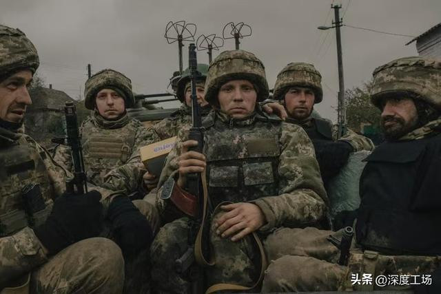 Quân đội Ukraine đang cố gắng mở một số tuyến đường nông thôn hoặc qua các cánh rừng làm tuyến tiếp tế thay thế, nhưng sức tải và độ an toàn của những tuyến đường này không thể so sánh với các tuyến đường chính. Đặc biệt khi mùa tuyết tan tới đây, năng lực của các tuyến đường phụ này sẽ càng suy giảm.