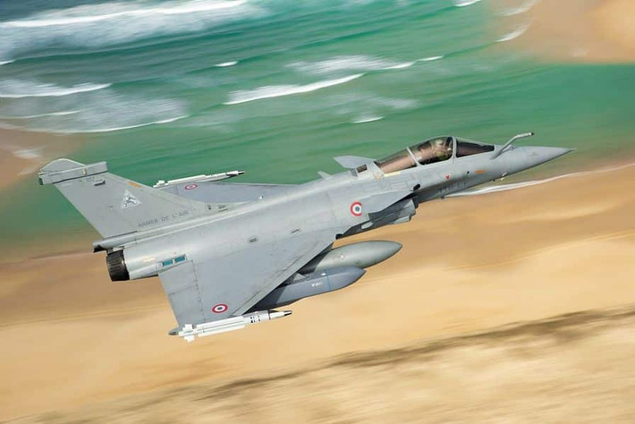Đối với mối đe dọa do hệ thống S-400 gây ra, có nhiều thách thức đáng sợ hơn. Khả năng phát hiện và tấn công máy bay ở tầm xa của S-400 quá lớn, có nghĩa là Mirage 2000 có thể sẽ cần phải hoạt động tốt bên ngoài phạm vi tấn công của hệ thống để tránh bị bắn hạ. Điều này sẽ hạn chế khả năng cung cấp sự bảo vệ trên không của nó, ở các khu vực tranh chấp, đặc biệt là ở miền đông Ukraine, nơi mạng lưới phòng không của Nga dày đặc nhất.