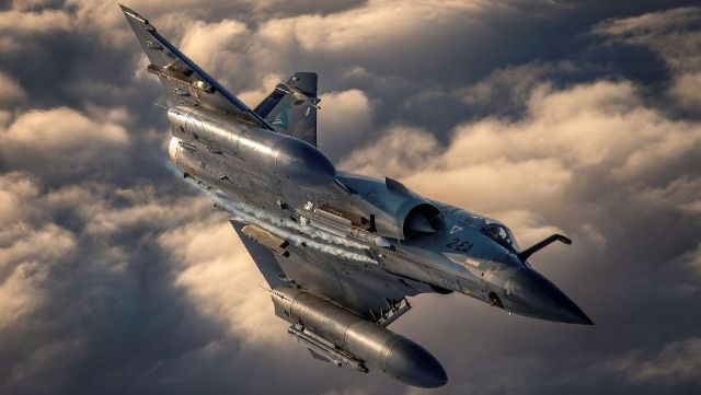 Quyết định cung cấp máy bay chiến đấu Mirage 2000 cho Ukraine của Pháp, thể hiện sự thay đổi đáng kể trong viện trợ quân sự của châu Âu cho Kiev. Được công bố vào nửa cuối năm 2024, động thái cung cấp một số lượng “không được tiết lộ” máy bay Mirage 2000 của Pháp, nhấn mạnh cam kết ngày càng tăng của phương Tây, nhằm tăng cường năng lực phòng thủ của Ukraine trong bối cảnh xung đột đang diễn ra với Nga.