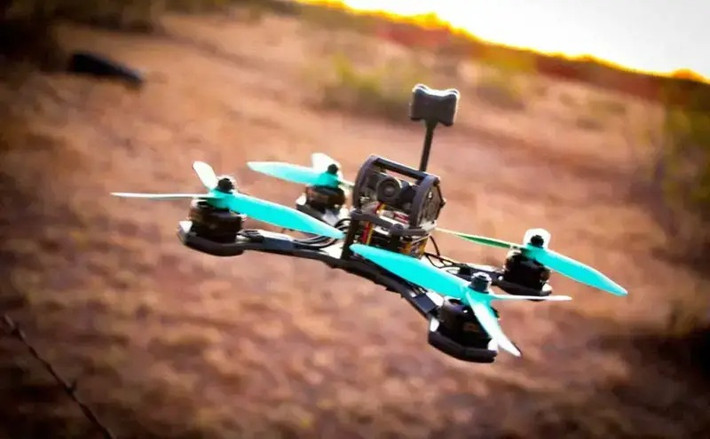 Ông Gryaznov cũng nhấn mạnh tính mô-đun của UAV Mikrob, và cho biết nó có thể thích ứng với nhiều điều kiện khác nhau, bằng cách hoán đổi các thành phần như cảm biến ảnh nhiệt để hoạt động vào ban đêm và hệ thống liên lạc tùy chỉnh cho các tần số khác nhau.