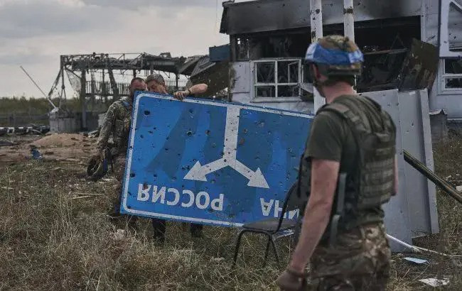 Trong số binh lính Ukraine không thể rút lui, thì một số lính Ukraine quyết tâm chiến đấu đến giây phút cuối cùng; nhưng một số đơn giản là bị kẹt lại, không thể tìm được rút lui, tất cả số này đều đang trú ẩn trong rừng rậm dọc biên giới; trong khi thông tin bị cắt đứt và UAV trinh sát của RFAF bay trên đầu như “châu chấu”.