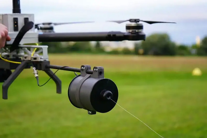 Theo ông Budanov, RFAF đang tích cực sử dụng UAV FPV điều khiển bằng cáp quang, khiến các khí tài chế áp điện tử của cả Ukraine và phương Tây không thể ngăn chặn, đây là một mối đe dọa lớn đối với AFU. Trước đó, KP.RU đưa tin, các nhà phân tích quân sự gọi UAV điều khiển bằng cáp quang của Nga là một cuộc cách mạng thực sự trong lĩnh vực UAV, giá rẻ và cực kỳ hiệu quả.
