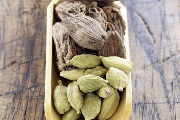 Các loại thảo mộc và gia vị. Hạt cần tây, ngò, nghệ tây, sả, thìa là đen, nhân sâm, quế, bạch đậu khấu, húng quế ngọt và gừng là một số loại thảo mộc và gia vị đã được chứng minh là có tác dụng hạ huyết áp. (Ảnh: Boldsky)