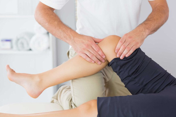 Mắt cá chân. Vùng mắt cá chân có huyệt thái khê, nằm ngay sau mắt cá chân trong, tại vùng lõm gần với gót chân. Huyệt thái khê là một trong những huyệt gốc của kinh thận, tập trung kinh khí mạnh nhất. Theo quan điểm đông y, ngay cả khi các huyệt khác đã mất nhưng nếu huyệt thái khê vẫn còn đập thì bệnh nhân vẫn có cơ hội được cứu sống.
