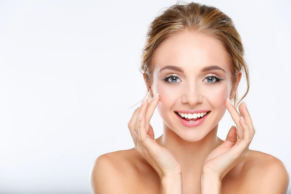 Đẹp da. Đậu đen có chứa thành phần vitamin B, oryzanol và nhiều yếu tố vi lượng khác. Khi đi vào cơ thể, những chất này giúp da ngày càng mịn màng. Đặc biệt, đậu đen chứa khoảng 10 loại axit amin ảnh hưởng tích cực đến quá trình sản sinh collagen, giúp cho làn da trở nên đàn hồi, săn chắc hơn.