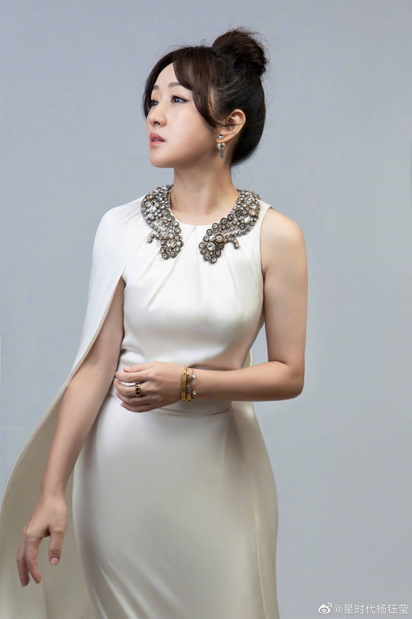 Dương Ngọc Oánh (Yang YuYing) sinh năm 1971, là ca sĩ nổi tiếng tại Trung Quốc. Ngọc Oánh không sở hữu vóc dáng ấn tượng, bù lại gương mặt ưa nhìn cùng giọng ca ngọt ngào, truyền cảm khiến ca sĩ họ Dương chiếm được cảm tình của nhiều người.