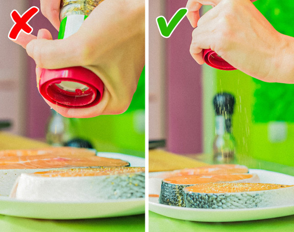 Rắc muối khoảng cách quá thấp. Ở các nhà hàng, đầu bếp thường rắc muối vào thực phẩm với khoảng cách khá cao. Điều này không nhằm mục đích “làm màu”. Thực tế, khoảng cách rắc muối hợp lý giúp gia vị trải đều trên bề mặt món ăn. Trong khi đó, rắc muối quá thấp khiến gia vị có xu hướng tập trung ở một vài vị trí.