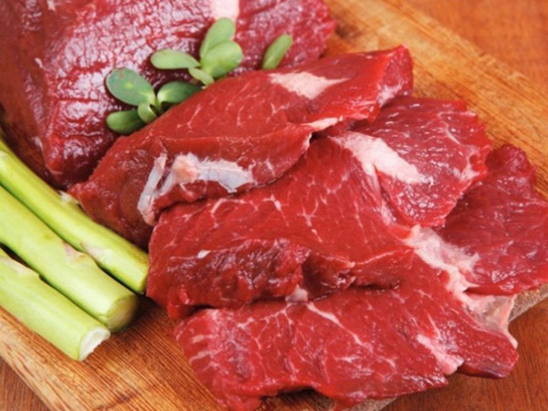 Khi so sánh, người ta nhận thấy giá trị dinh dưỡng của chất béo trong thịt trắng cao hơn thịt đỏ. Cụ thể, thịt đỏ chứa nhiều axit béo no còn thịt trắng chứa axit béo không no. Khi đi vào cơ thể, thịt đỏ dễ gây béo phì, mỡ máu.