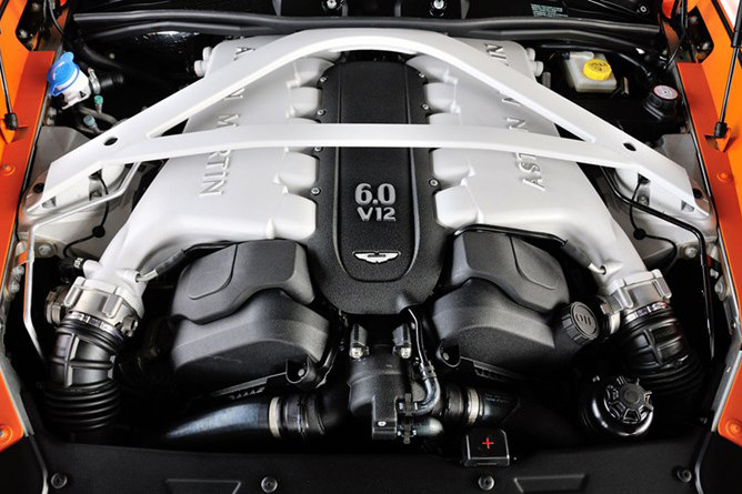 Động cơ Aston Martin DB9 Volante dùng chung với mẫu Vanquish thế hệ trước, dung tích 6.0 lít, công suất 450 mã lực. Tăng tốc từ 0-100 km/h trong 4,9 giây, tốc độ tối đa 300 km/h. Mặc dù vậy, hãng sản xuất giới hạn vận tốc tối đa ở 266 km/h nhằm bảo vệ mui bạt phía trên.