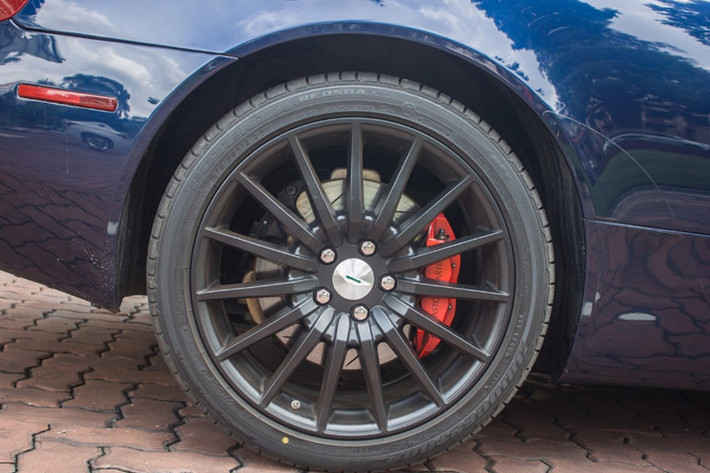 DB9 Volante sở hữu bộ vành đúc hợp kim 15chấu 19 inch, cỡ lốp 235/40 trước và 275/35 sau.