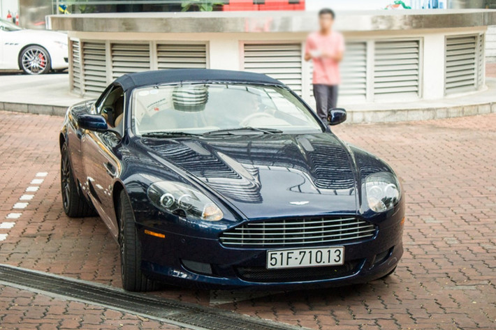 Về Việt Nam từ 2007 nhưng Aston Martin DB9 Volante ít khi xuất hiện trên đường phố. Tuy nhiên, mới đây hình ảnh về chiếc DB9 Volante màu xanh dương đậm xuất hiện tại Sài Gòn nhanh chóng thu hút sự quan tâm của cộng đồng mạng, đặc biệt là giới chơi xe tại dải đất hình chữ S.