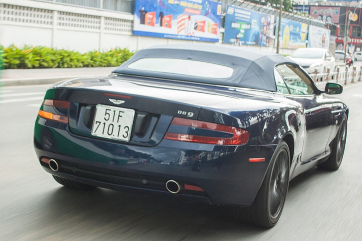 Aston Martin DB9 Volante thuộc loại mui trần 2+2 với hai ghế phía sau rất nhỏ. Các nút điều khiển hộp số tự động 6 cấp trên bảng điều khiển trung tâm. Tài xế chỉ cần bấm nút D (đi), N (số mo), R (lùi), P (đỗ).