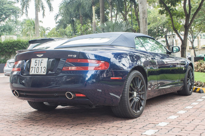 Mẫu xe này là đàn anh của Vantage nhưng lại dưới DBS, Vanquish một bậc. Hiện số lượng DB9 phiên bản coupe tại Việt Nam nhiều hơn so với volante, chính vì vậy, mẫu xe DB9 Volante giờ trở thành hàng hiếm.