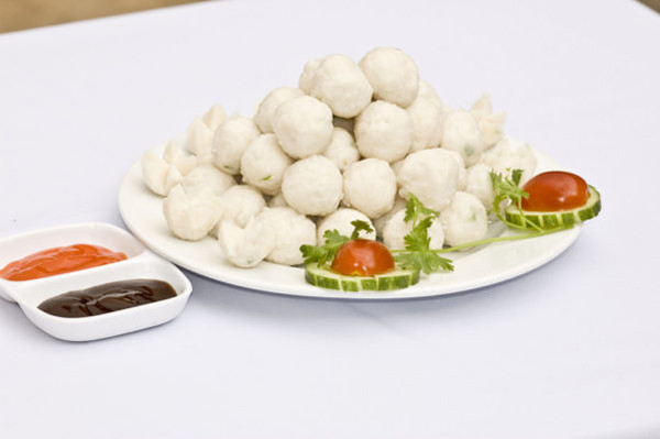 Ngoài tận dụng nguyên liệu không đảm bảo, thịt viên còn rất hay lạm dụng hương liệu không rõ nguồn gốc. Chính vì vậy, bạn nên chọn địa chỉ uy tín hoặc tự làm để nấu ở nhà sẽ đảm bảo sức khỏe hơn.