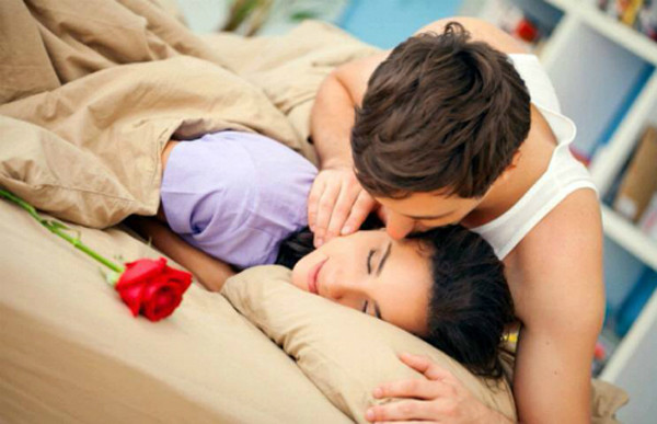 Thiếu quan tâm, lãng mạn: Phụ nữ khi yêu càng nâng niu, trân trọng càng trở nên đáng yêu. Vì thế, tình cảm hai người cũng trở nên suôn sẻ hơn.