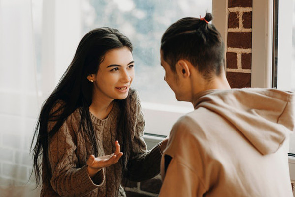 Trong khi đó, đàn ông giả dối sẽ im lặng trước mặt bạn. Anh ấy chỉ nói cho bạn những điều không gây tổn hại đến mình. Không có sự thấu hiểu, mối quan hệ khó có thể phát triển theo chiều sâu. Bạn không thể bước vào trái tim anh ấy, chỉ như người ngoài cuộc mà thôi.
