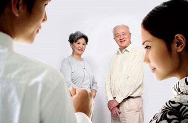 Không công khai bạn gái với bạn bè: Khi yêu, nam giới rất tự hào công khai bạn gái với bạn bè. Điều này không chỉ thể hiện sự tự hào về người yêu mà còn là cách giúp bạn gái dần hòa nhập với cuộc sống, các mối quan hệ của mình.