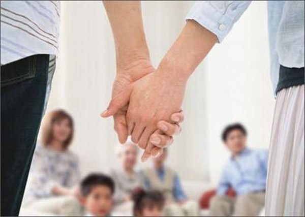 Nếu yêu lâu nhưng anh ta không có ý định giới thiệu bạn với những người thân cận như bạn bè, đồng nghiệp hay bố mẹ thì bạn gái nên cảnh giác. Dù anh ấy viện lý do bận rộn cũng không thể bao biện cho hành động này.