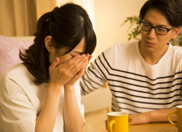 Khi anh ấy đưa ra quyết định lớn, bạn là người cuối cùng biết chuyện: Hai người yêu nhau, tính chuyện lâu dài thì các chuyện quan trọng có liên quan đến cuộc sống sau này cần được bàn bạc. Việc thảo luận không chỉ cho thấy tầm quan trọng của bạn với anh ấy mà còn thể hiện hai người có chung mối lợi ích.