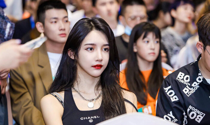 Abbily nuôi tóc dài, nâng ngực để trở thành một cô gái đích thực.