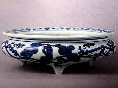 Đồ sứ là một phát minh vĩ đại khác vào thời Trung Hoa cổ đại. Được biết, đồ sứ xuất hiện lần đầu tiên vào triều đại nhà Thương (1600 TCN – 1046 TCN) và phát triển mạnh vào triều đại nhà Đường (618 – 906). Đến thời nhà Tống (960 – 1279) công nghệ sản xuất đồ sứ đã đạt đến đỉnh cao rực rỡ về độ tinh xảo, kiểu dáng, hoa văn, các loại men và kỹ thuật chế tác.