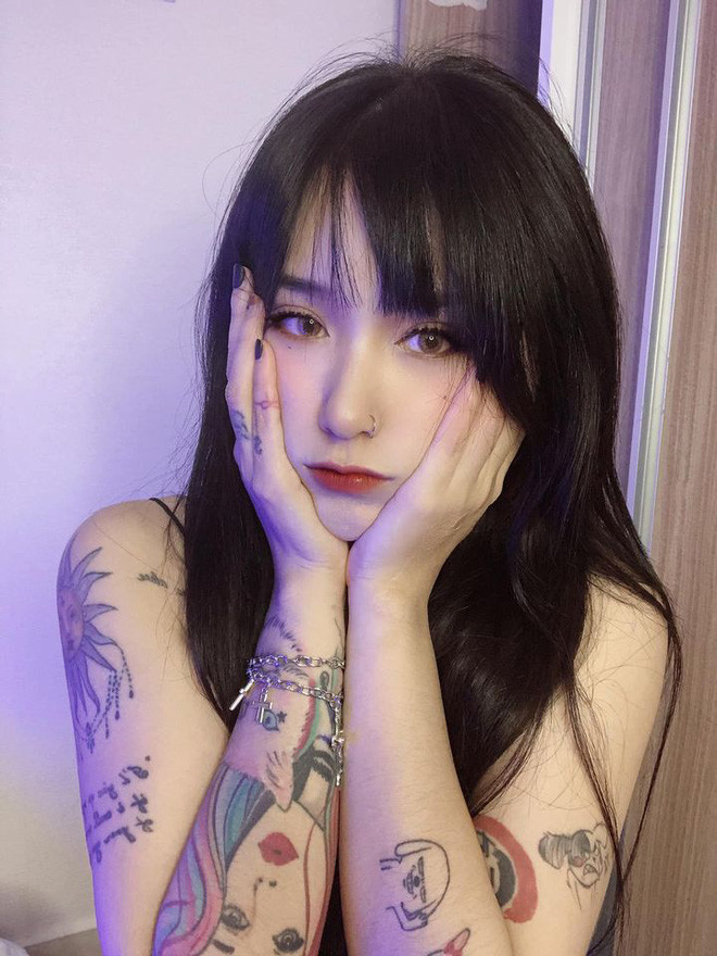 Nổi bật nhất là hình xăm của chính mình cùng con mèo ở cánh tay. Được biết cô nàng có một tình yêu vô hạn với loài động vật này, không quá khi nói cô là một "tín đồ loài mèo".