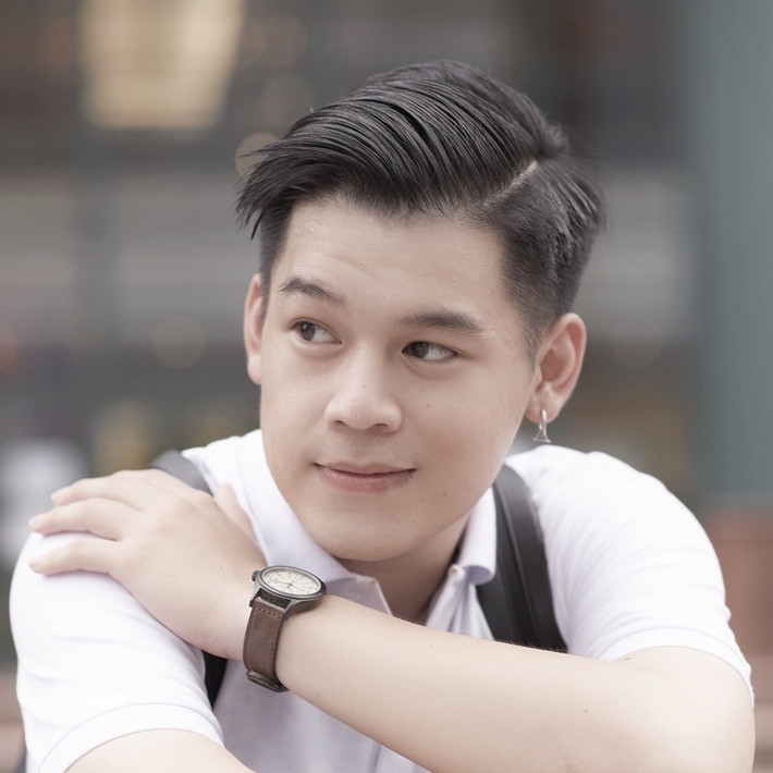 Sinh năm 1994, hot TikToker Long Chun đã làm nghệ thuật hơn 10 năm, tham gia diễn xuất tại nhiều sản phẩm âm nhạc và phim ảnh trước khi gia nhập "đường đua" TikTok.