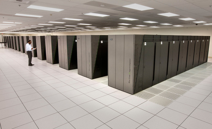 Sequoia, đặt tại Phòng thí nghiệm Quốc gia Lawrence Livermore thuộc Bộ Năng lượng Mỹ. Hệ thống IBM BlueGene/Q này theo đó được khai thác từ năm 2011 và có tốc độ tối đa 17,17 petaflop.