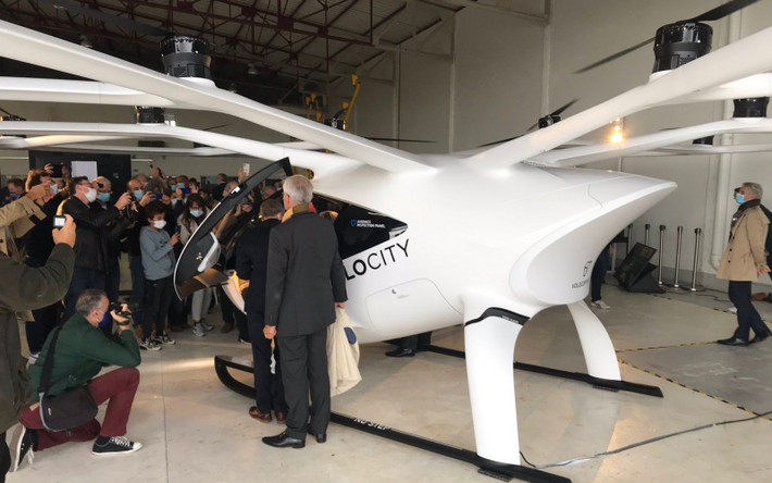 Cuộc thử nghiệm "taxi bay VoloCity", do công ty Volocopter của Đức sản xuất sẽ được tiến hành ở khu vực ngoại ô Paris, để chuẩn bị cho kế hoạch phục vụ du khách trong dịp diễn ra Thế vận hội Mùa hè 2024 (Summer Olympic 2024) ở Pháp.