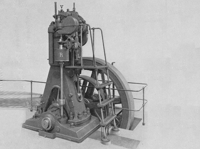Mặc dù mô hình động cơ đầu tiên của Rudolf Diesel chỉ đạt hiệu suất chuyển đổi nhiệt lượng thành công cơ học khoảng 25%. Tuy nhiên, tỷ lệ này vẫn lớn hơn gấp đôi so với động cơ hơi nước hoặc các động cơ đốt trong thời kỳ đầu khác. Rudolf Diesel mất thêm bốn năm để cải tiến thiết kế và đến năm 1896, ông giới thiệu một phiên bản động cơ diesel mới có hiệu suất chuyển đổi về mặt lý thuyết lên tới 75%.